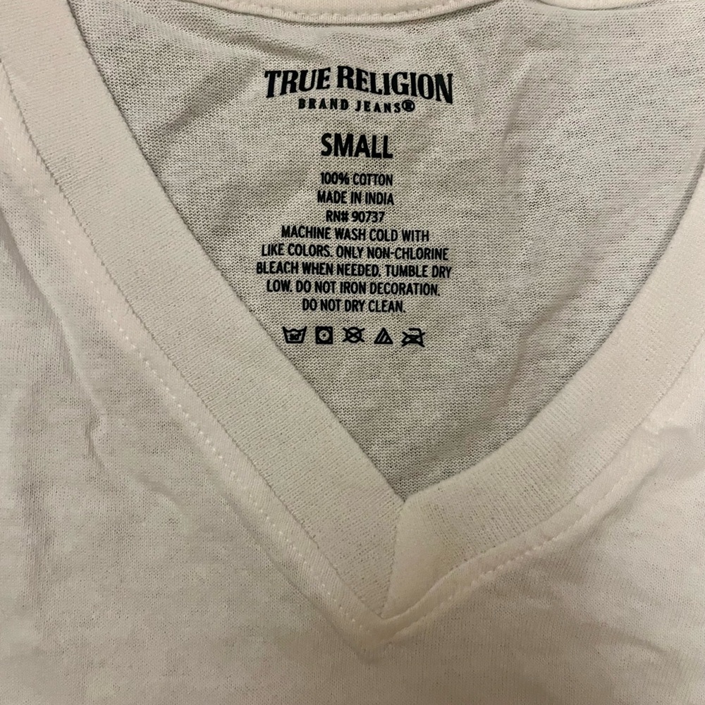 Sara* New! True Religion White V-neck T-Shirt with Red Metallic Horseshoe - Picture 4 of 5